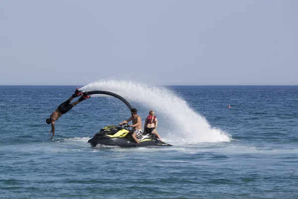 Hombre turco no identificado demuestra acrobacias de flyboard en el —  Fotos de Stock