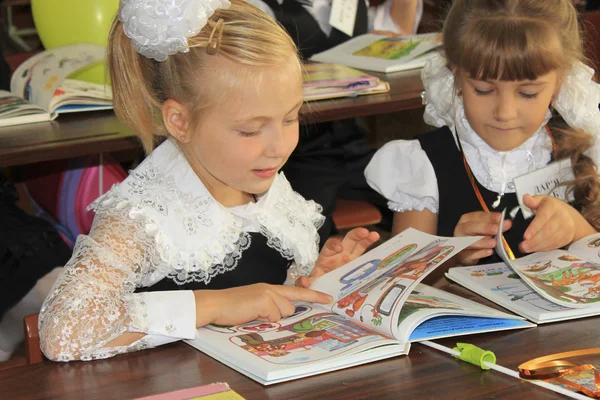 Unbekannte Mädchen aus der Juniorenklasse schauen sich die neue Anlage an — Stockfoto