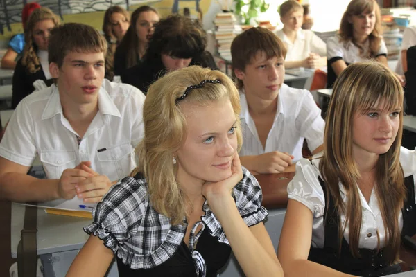 Учні старших класів Слов'янськ ЗОШ № 9, слухати вчителя — стокове фото