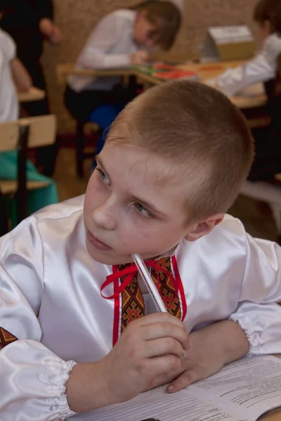 Neidentifikovaný ukrajinský chlapec z juniorské třídy — Stock fotografie
