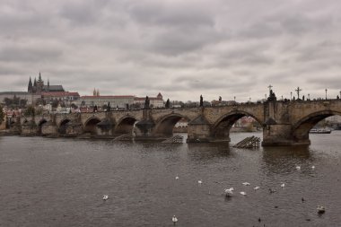 Charles bridge uygulamasında bulutlu hava