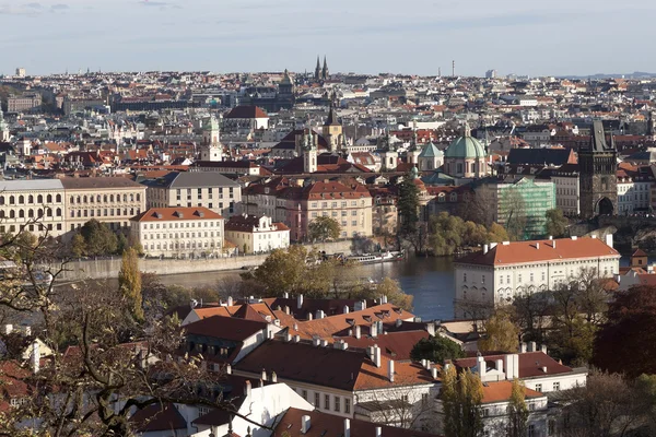 Utsikt över Prag från Pragborgen i höst — Stockfoto
