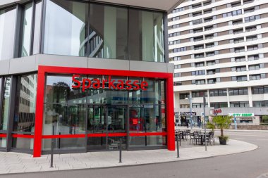 NEU-ULM, SEPTEMBER 28, 2025: Almanya 'nın Neu-Ulm kentindeki giriş ve cam cephesinde kırmızı çerçeveli bir Sparkasse banka şubesinin dış görünümü