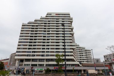 NEU-ULM, SEPTEMBER 28, 2025: Neu-Ulm, Bavyera, Almanya 'da zemin katında mağazaları olan modern teraslı yüksek katlı konut ve ticari bina