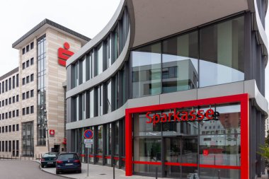 NEU-ULM, SEPTEMBER 28, 2025: Almanya 'nın Neu-Ulm kentindeki giriş ve cam cephesinde kırmızı çerçeveli bir Sparkasse banka şubesinin dış görünümü