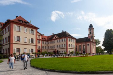 KONSTANZ, MAINAU, GERMANY - 21 Eylül 2025: Barok Sarayı (Schloss Mainau) ve Mainau Adası 'nda saat kulesi olan St. Marien Kilisesi, Almanya