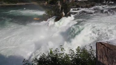 Ren Şelalesi, Avrupa 'nın en büyük şelalesi, güçlü akışı ve spreyden görülebilen gökkuşağı, Neuhausen am Rheinfall ve Laufen-Uhwiesen kasabaları yakınlarında.