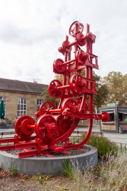 STUTTGART, GERMANY - 18 Ekim 2025: Josef Buecheler 'in çarpıcı kırmızı demiryolu tekerleği heykeli, 