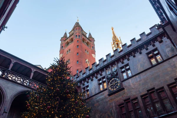 BASEL, SWitzERLAND - 16 Aralık 2024: Basel Noel Pazarı 'nın 