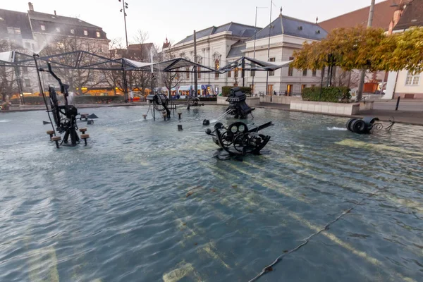 BASEL, SWitzERLAND - 16 Aralık 2024: Ünlü kinetik Tinguely Çeşmesi (Fasnachts-Brunnen) Theaterplatz 'da hareket halinde