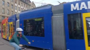 BASEL, SWZERLAND - 10 ARALIK 2025 FC Basel futbol kulübü üniformalı tramvay hattı Les Trois Rois Oteli 'nin yanından geçiyor. Şehir merkezinde toplu taşıma