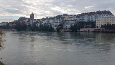 Ren Nehri 'nin tarihi binaları ve Minster katedrali ile Basel, İsviçre' den akan videosu.