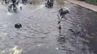 BASEL, SWitzERLAND - 10 Aralık 2025: Suda hareket eden demir heykellerin yer aldığı Tinguely Çeşmesi 'nin (Fasnachts-Brunnen) parçası. Şehir merkezindeki Theaterplatz 'da Jean Tinguely' nin kinetik sanatı