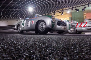 STUTTGART, GERMANY - 18 Ekim 2025: Stuttgart 'taki Mercedes-Benz Müzesi' nde 4 numaralı Mercedes-Benz 300 SL W194 yarış arabası. 1952 Carrera Panamericana kazananı modern bir sergide sergilendi.