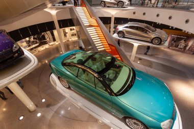 STUTTGART, GERMANY - 18 Ekim 2025: Mercedes-Benz Stuttgart 'taki Mercedes-Benz Müzesi' nde cam çatılı turkuaz Mercedes-Benz F200 Hayalgücü konsept arabasının yüksek açılı görüntüsü. Gelecekçi otomotiv tasarımı ve lüks iç tasarımı sergileniyor