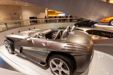 STUTTGART, GERMANY - 18 Ekim 2025: Stuttgart Mercedes-Benz Müzesi 'nde gümüş F400 Carbrio konsepti ve turuncu C111. Almanya 'da geleceğin otomotiv tasarımı ve lüks mühendisliği sergileniyor