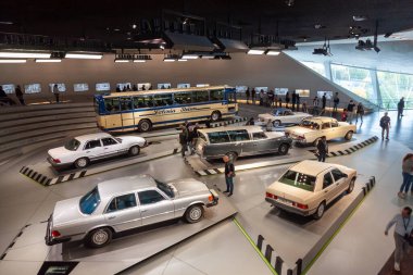 STUTTGART, GERMANY - 18 Ekim 2025: Mercedes-Benz Müzesi 'nde klasik bir araba koleksiyonunun yüksek açılı görüntüsü, klasik bir O 302 