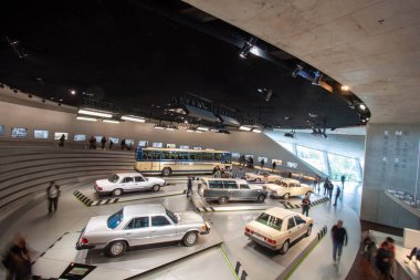 STUTTGART, GERMANY - 18 Ekim 2025: Mercedes-Benz Müzesi 'nde klasik bir araba koleksiyonunun yüksek açılı görüntüsü, klasik bir O 302 