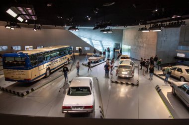 STUTTGART, GERMANY - 18 Ekim 2025: Mercedes-Benz Müzesi 'nde klasik bir araba koleksiyonunun yüksek açılı görüntüsü, klasik bir O 302 