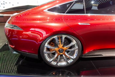 STUTTGART, GERMANY - 18 Ekim 2025: Mercedes-Benz Müzesi 'ndeki Vizyon Mercedes-Maybach 6 konsept arabasının yan görüntüsü, uzamış lüks gövdesini ve benzersiz çok dilli krom tekerleklerini gösteriyor