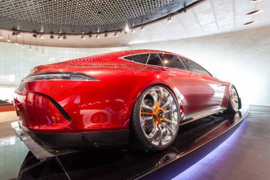 STUTTGART, GERMANY - 18 Ekim 2025: Mercedes-Benz Müzesi 'ndeki Vizyon Mercedes-Maybach 6 konsept arabasının yakın görüntüsü, gelecekteki aerodinamik tasarımı ve lüks krom tekerleklerini gösteriyor
