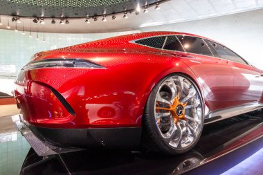 STUTTGART, GERMANY - 18 Ekim 2025: Mercedes-Benz Müzesi 'ndeki Vizyon Mercedes-Maybach 6 konsept arabasının yakın görüntüsü, gelecekteki aerodinamik tasarımı ve lüks krom tekerleklerini gösteriyor