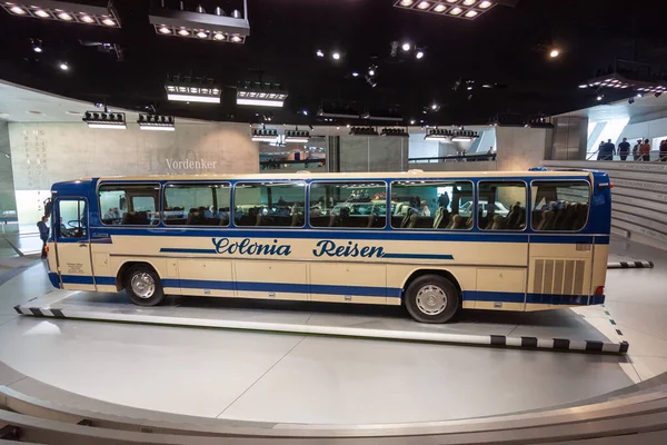 STUTTGART, GERMANY - 18 Ekim 2025: Mercedes-Benz O 302 model klasik bir tur otobüsünün yan görüntüsü, Mercedes-Benz Müzesi 'nde sergilenmektedir.