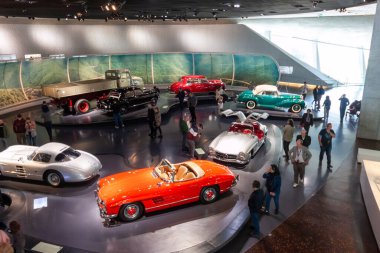 STUTTGART, GERMANY - 18 Ekim 2025: Mercedes-Benz 300 Adenauer sedan 'ın ön görüntüsü Mercedes-Benz Müzesi' nde ikonik radyatör ızgarasını gösteriyor