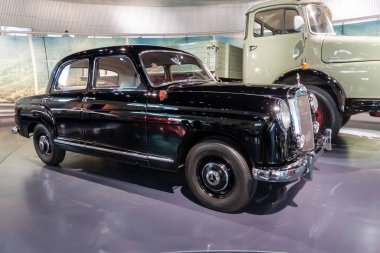 STUTTGART, GERMANY - 18 Ekim 2025: 1950 'lerden kalma klasik siyah Mercedes-Benz 180 Ponton sedan Mercedes-Benz Müzesi' ndeki Efsane 4 salonunda sergilendi