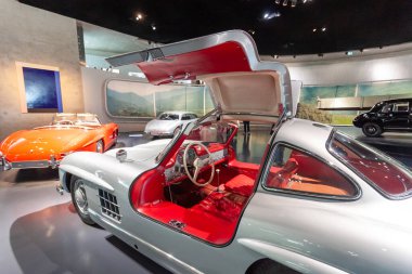 STUTTGART, GERMANY - 18 Ekim 2025: Mercedes-Benz Müzesi 'nde açık kapıları ve kırmızı deri koltukları olan gümüş bir Mercedes-Benz 300 SL Gullwing' in iç görünümü