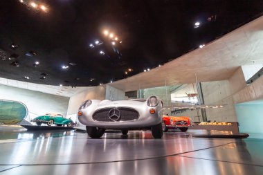 STUTTGART, GERMANY - 18 Ekim 2025: 1955 Mercedes-Benz 300 SLR Uhlenhaut Coupe ve Mercedes-Benz Müzesi 'ndeki diğer klasik arabaların geniş açı görüntüsü