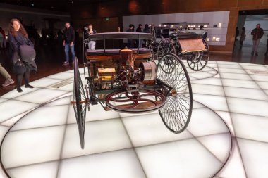 STUTTGART, GERMANY - 18 Ekim 2025: Mercedes-Benz Müzesi 'nde yanan dairesel platformdaki ilk motorize Benz Patent-Motorwagen