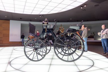 STUTTGART, ALMANY - 18 Ekim 2025 Mercedes-Benz Müzesi 'ndeki dairesel parlayan platformda siyah tarihi motorlu taşıma