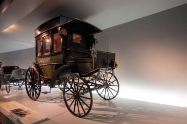 STUTTGART, GERMANY - OCTOBER 18, 2025: Historical motorized carriage from the late 19th century at the Mercedes-Benz Museum. Transition from horse-drawn transport to the first automobiles