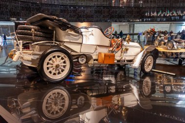 STUTTGART, ALMANY - 18 Ekim 2025: Mercedes-Benz Müzesi 'nde sergilenen beyaz klasik Mercedes-Benz üstü araba. Parlak müze zemininde yansımaları olan klasik otomobil koleksiyonu.