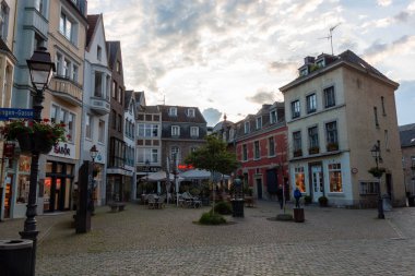 AACHEN, ALMANY - 31 Mayıs 2024: Aachen, Almanya 'daki tarihi Hof Meydanı. Gökyüzünün altında geleneksel mimari, kafe ve sokak lambalarıyla çevrili manzaralı kaldırım taşı plazası.