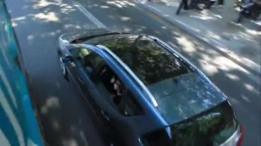 Barcelona sokaklarda araba. Yukarıdan çekim