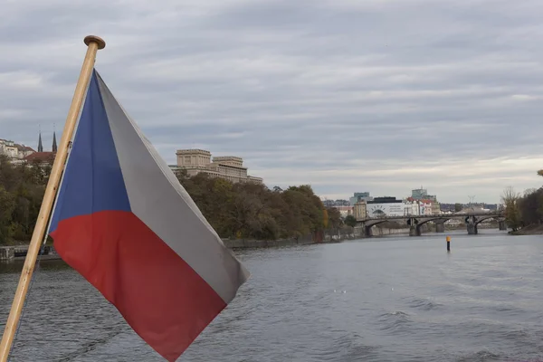 La bandiera della Repubblica Ceca sullo sfondo del Vlt — Foto Stock