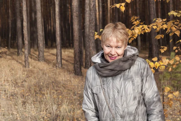 Mujer madura en el bosque — Foto de Stock