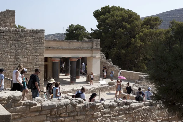 Ruínas do Palácio de Knossos, ao sul de Heraklion - muito popular entre — Fotografia de Stock