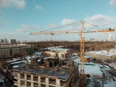 Gün batımında inşaat alanında çalışan vinç.