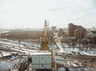 Gün batımında inşaat alanında çalışan vinç.