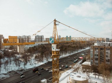 Gün batımında inşaat alanında çalışan vinç.