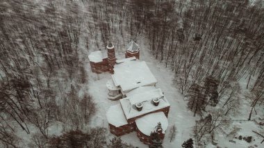 Ormanda terk edilmiş bir kilise.