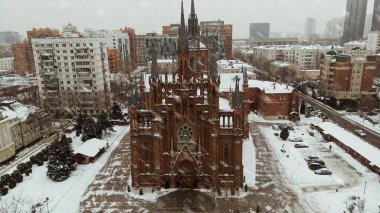 Ormanda terk edilmiş bir kilise.