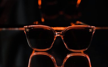 şık arka planda moda gözlükleri