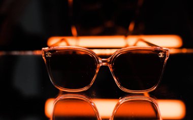 şık arka planda moda gözlükleri