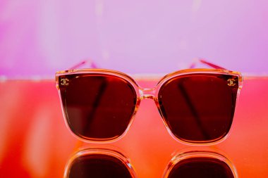 şık arka planda moda gözlükleri