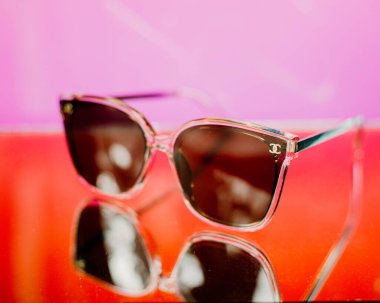 şık arka planda moda gözlükleri