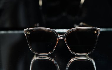 şık arka planda moda gözlükleri